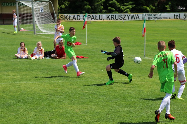 绿茵传承，足球主题文化展“十五运”站在广东美术馆开幕