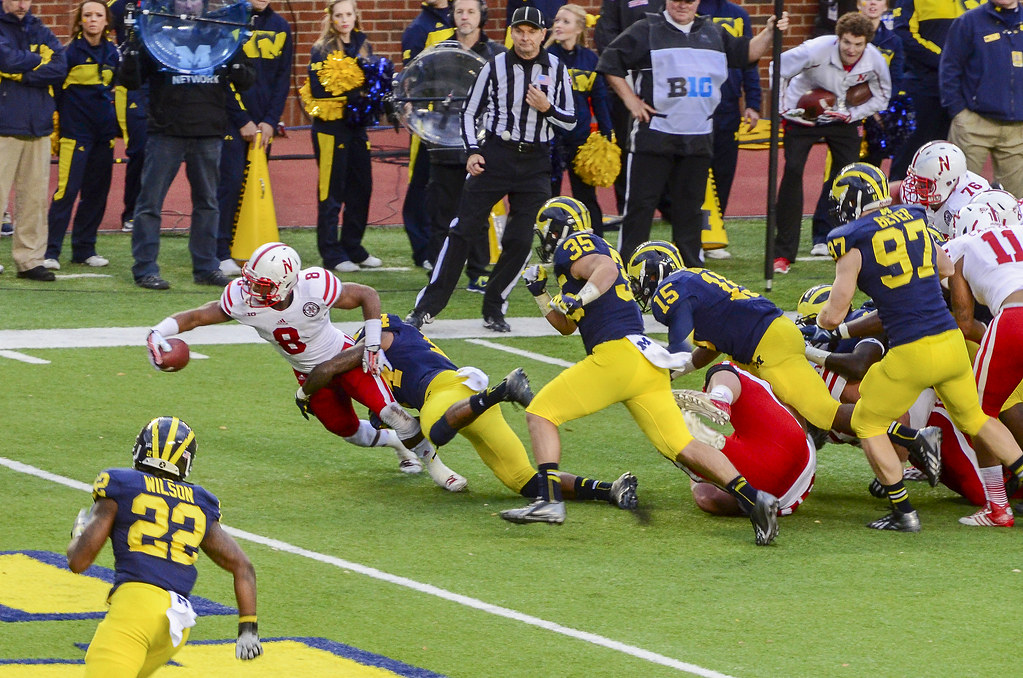 北雪平球迷向场内投掷烟花，瑞典超甲升级附加赛被迫中断